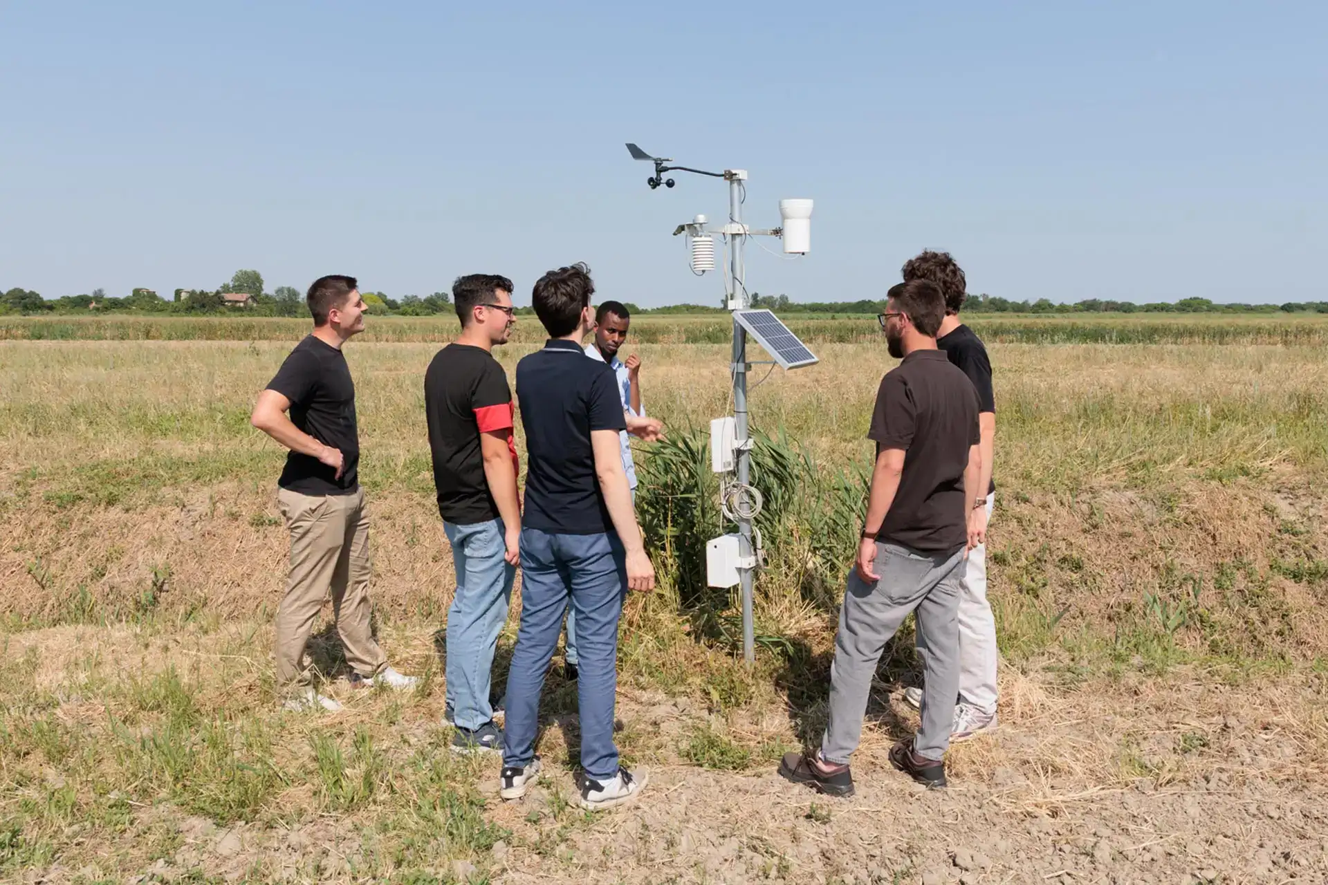 Analisi di cereale durante un’attività di ricerca agricola